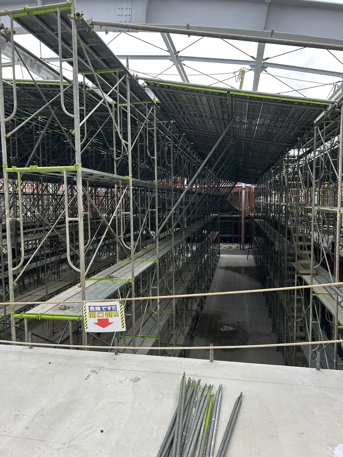 足場工事の施工現場